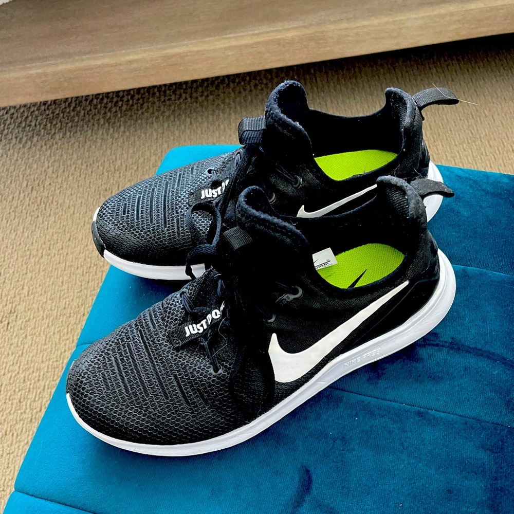 👟Womens Nike Free Sneakers Size 8